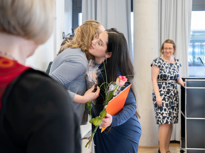Zwei Frauen umarmen sich | © Simone Hryzyk/AWO Bremerhaven