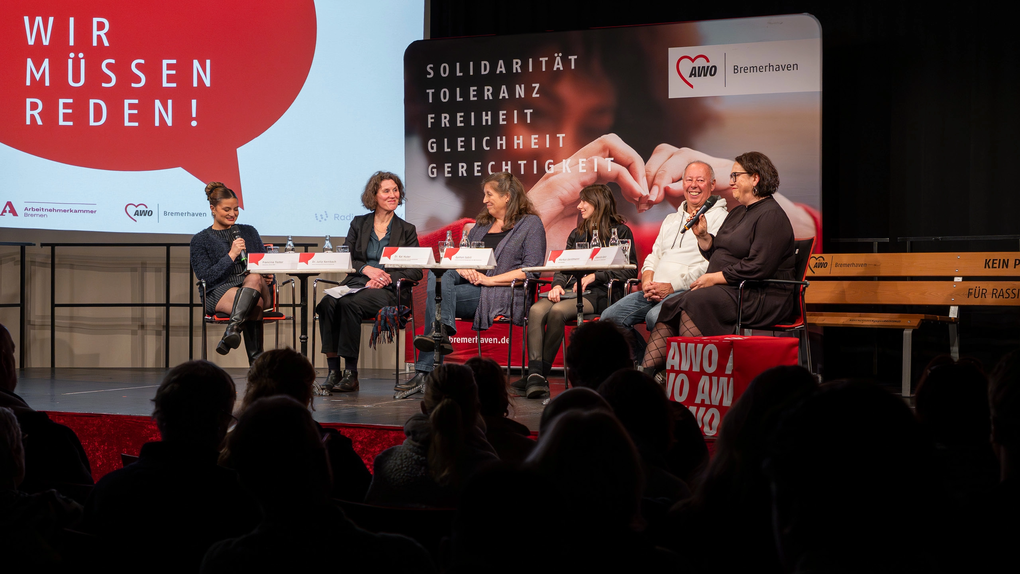 Auf dem Podium: Moderatorin Francine Fester, Dr. Julia Kernbach, Dr. Kai Huter, Ayshan Sabili, Markus Gerstmann und Alexandra Kanin | © AWO Bremerhaven / Simone Hryzyk