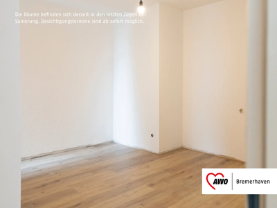 Ein leerer Raum mit weißen Wänden und einem hellen Holzboden | © AWO Bremerhaven