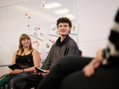 Zwei junge Menschen sitzen nebeneinander im Kurs und hören zu | © ©LWLKS/JAlthoff 